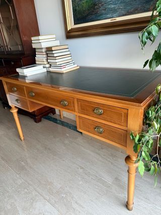 Escritorio antiguo de madera y cuero