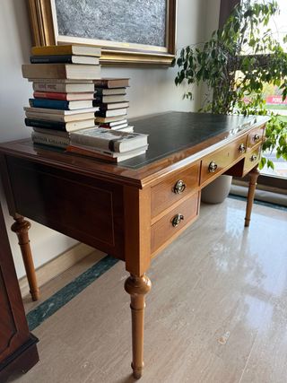 Escritorio antiguo de madera y cuero