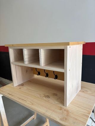 Scaffale in legno di pino con 4 appendiabiti