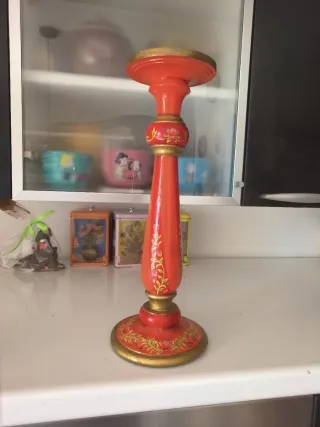 Candeliere in legno rosso e oro