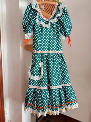 Traje de flamenca verde lunares blanco