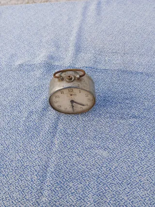 Reloj despertador antiguo Titan