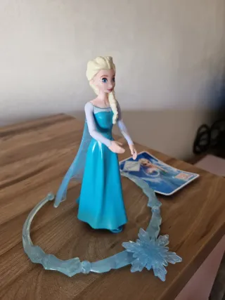 Muñeca Elsa Frozen Kinder Sorpresa