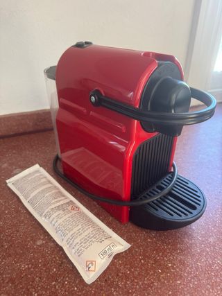 Macchina da caffè Nespresso rossa poco usata