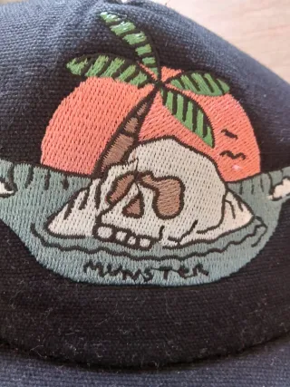 Gorra negra con estampado de calavera