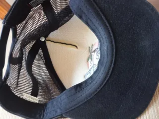 Gorra negra con estampado de calavera