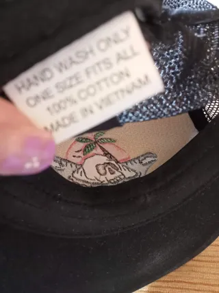 Gorra negra con estampado de calavera