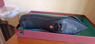 Zapatos de tacón azul marino con lazo
