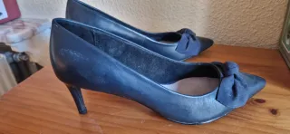 Zapatos de tacón azul marino con lazo
