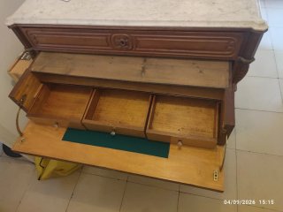 Cómoda antigua de madera con tapa de mármol