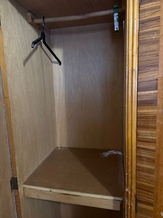 Armario de madera con detalles dorados