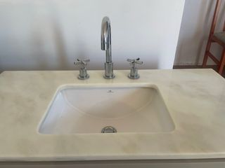 Mueble de baño gris y blanco