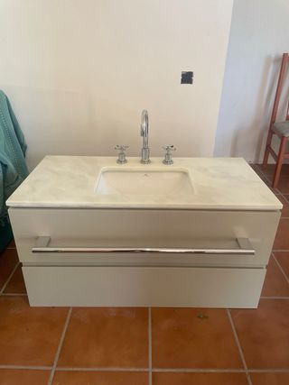 Mueble de baño gris y blanco