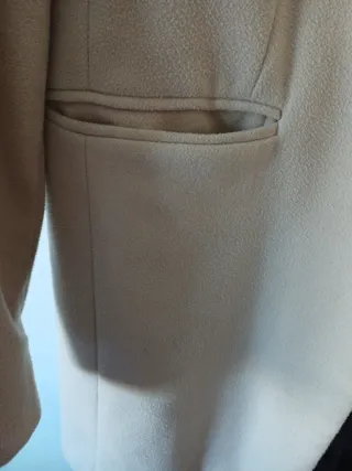 Abrigo beige T42 y vestido negro T44