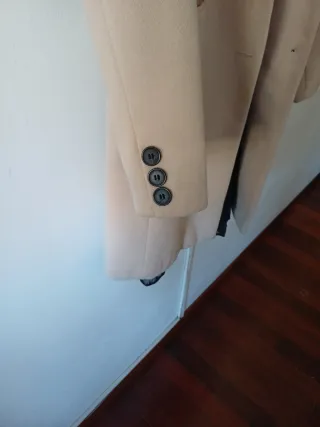 Abrigo beige T42 y vestido negro T44