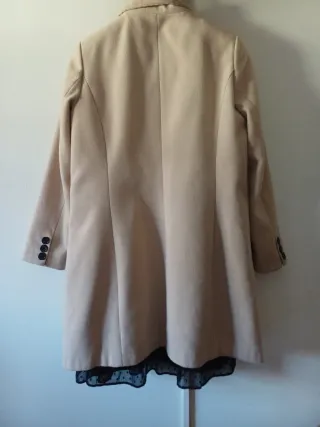 Abrigo beige T42 y vestido negro T44