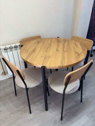 Mesa redonda y 4 sillas