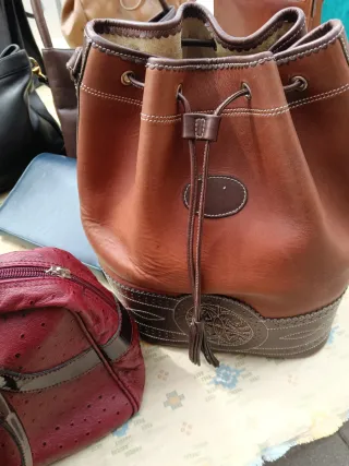 Bolso de piel beige y negro