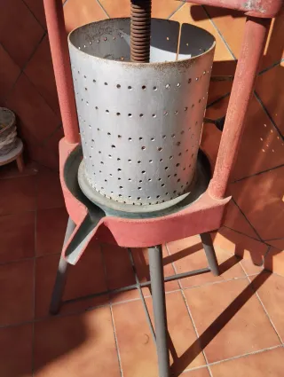 Prensa de manteca antigua