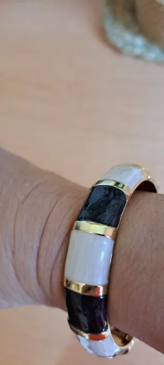 Brazaletes esmaltados dorados con abertura