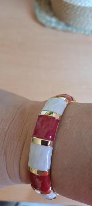 Brazaletes esmaltados dorados con abertura