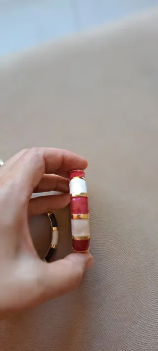 Brazaletes esmaltados dorados con abertura