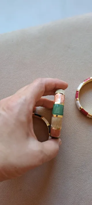 Brazaletes esmaltados dorados con abertura