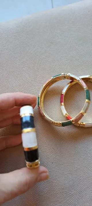 Brazaletes esmaltados dorados con abertura