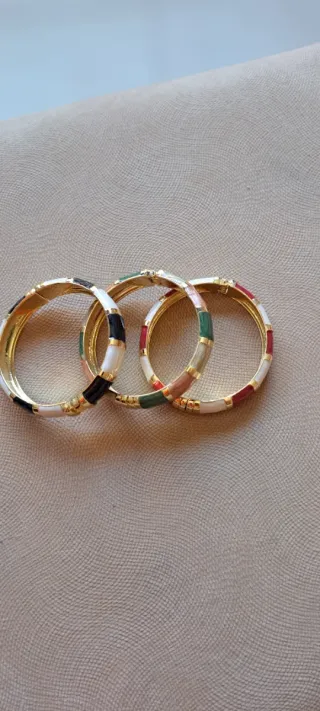 Brazaletes esmaltados dorados con abertura