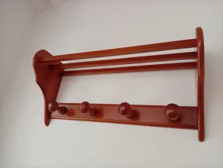 Perchero de madera con estante