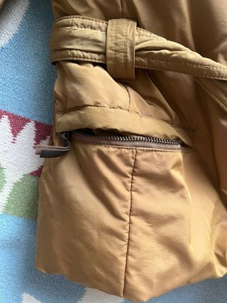 Chaqueta plumífera marrón con cinturón