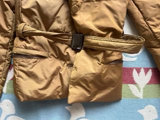 Chaqueta plumífera marrón con cinturón