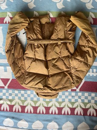 Chaqueta plumífera marrón con cinturón