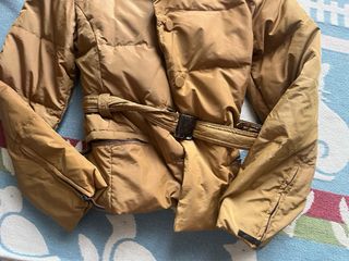 Chaqueta plumífera marrón con cinturón