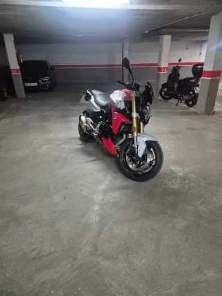 BMW F 900 R Naked Roja y Blanca