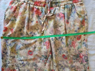Pantalón estampado floral talla M