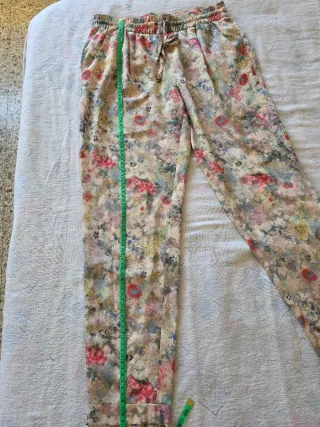 Pantalón estampado floral talla M