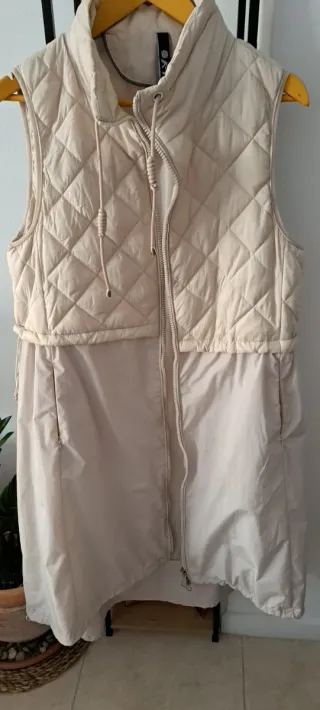 Cortavientos beige impermeable