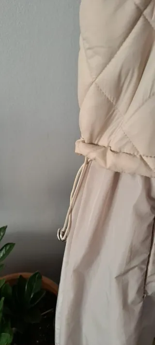 Cortavientos beige impermeable