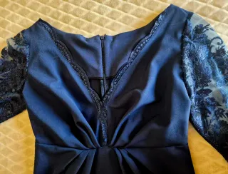 Vestido de fiesta azul con encaje