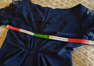 Vestido de fiesta azul con encaje