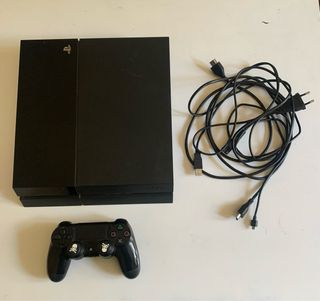 PS4 (PlayStation 4) Negra + Mando y Cables