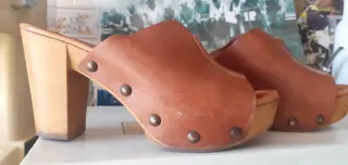 Zuecos de madera y cuero
