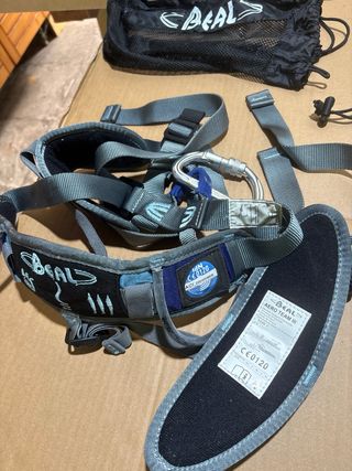 DOS arneses de escalada Beal adulto e infantil