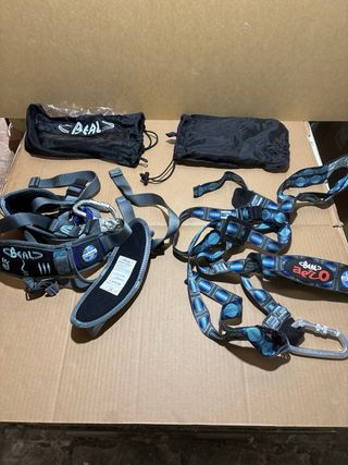 DOS arneses de escalada Beal adulto e infantil