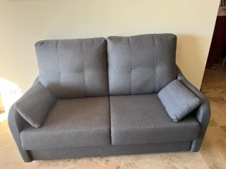 Sofá cama gris con colchón muy cómodo