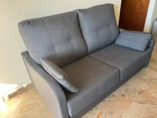 Sofá cama gris con colchón muy cómodo