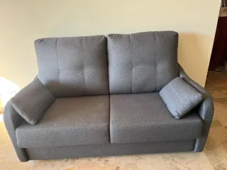 Sofá cama gris con colchón muy cómodo