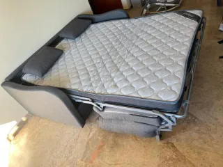 Sofá cama gris con colchón muy cómodo