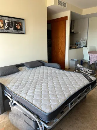 Sofá cama gris con colchón muy cómodo